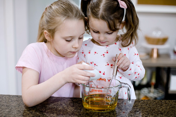 Preschoolers pouring gelatin into apple juice