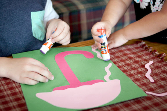 2 children assembling their letter j craft